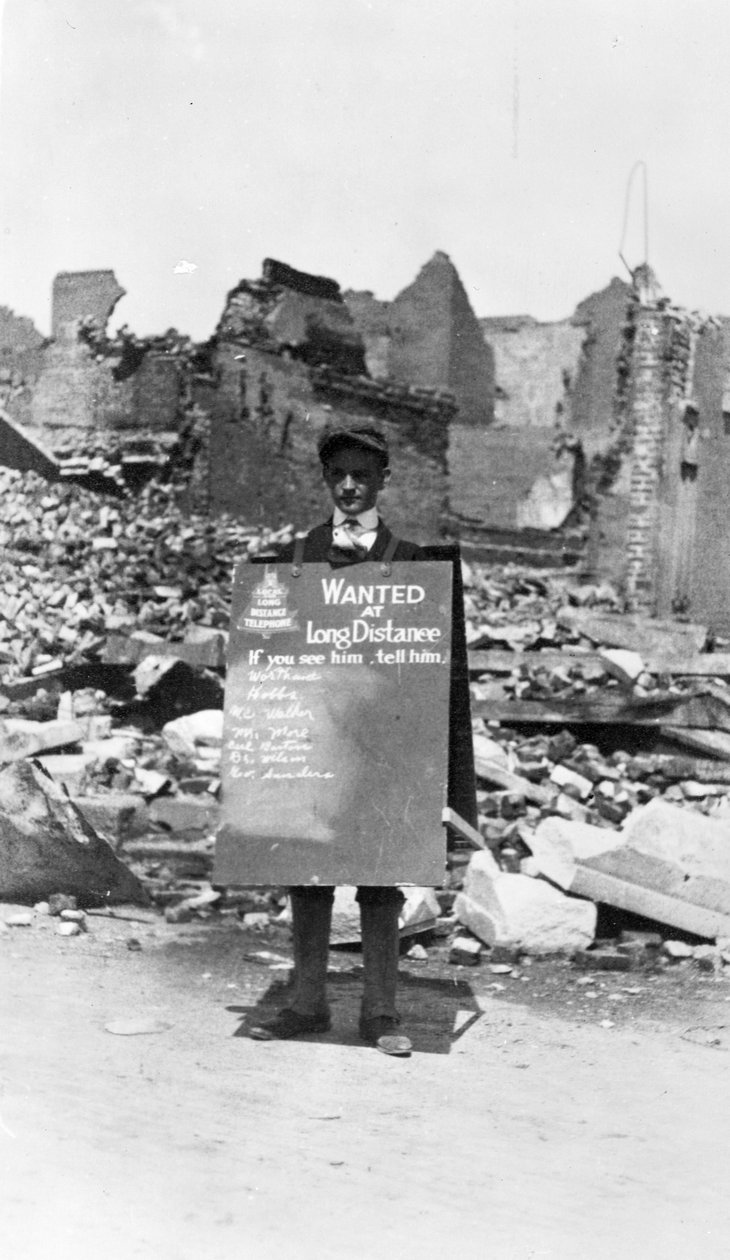 Call Boy for Telephone Company i kølvandet på Galveston Storm, 1900 af American Photographer