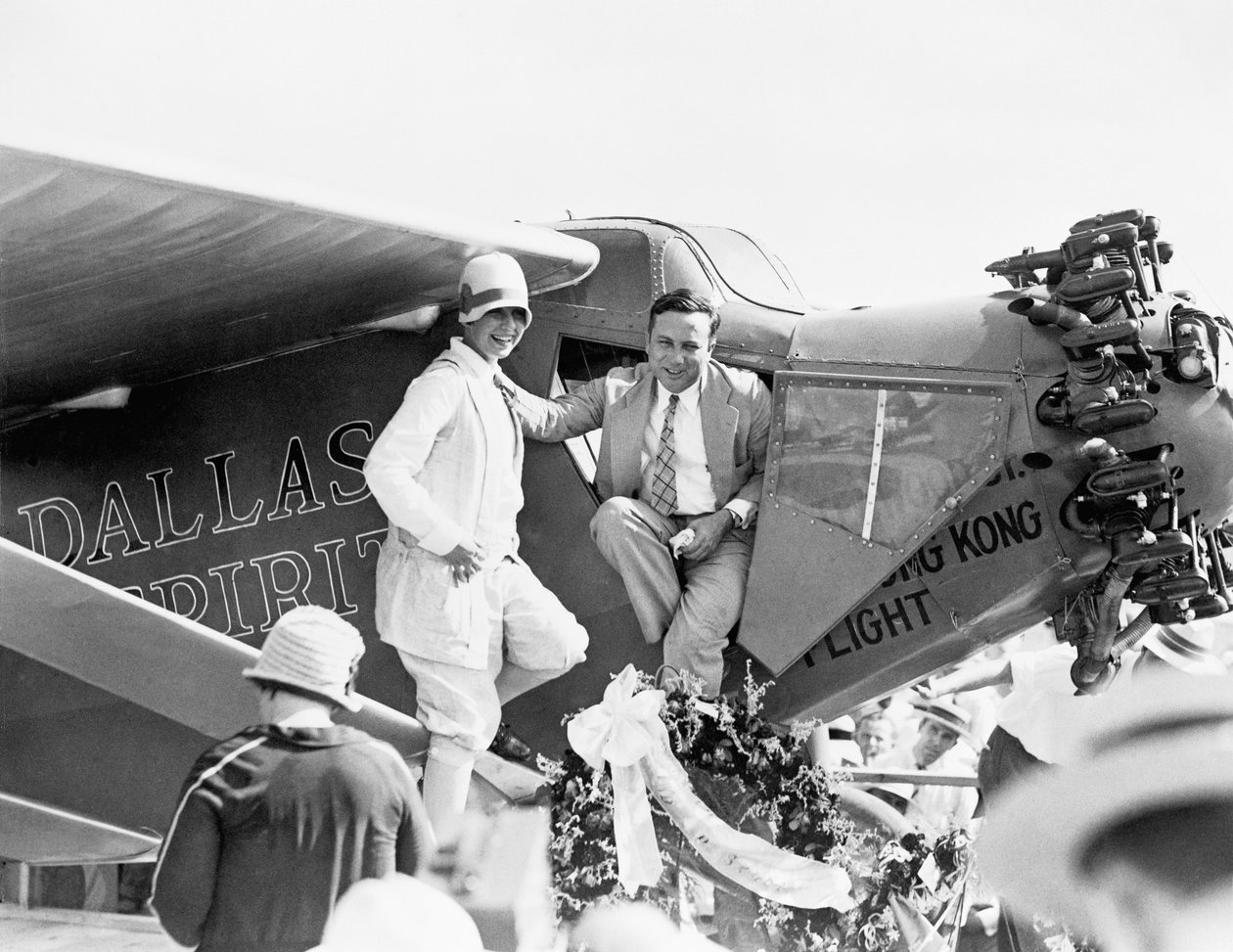 Kaptajn og fru P Erwin ved afsløringen af Dallas Spirit på Love Field, 6. august, 1927 af American Photographer