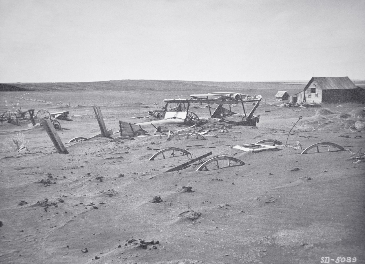 Bil- og landbrugsmaskiner begravet af støv og sand, Dallas, South Dakota af American Photographer