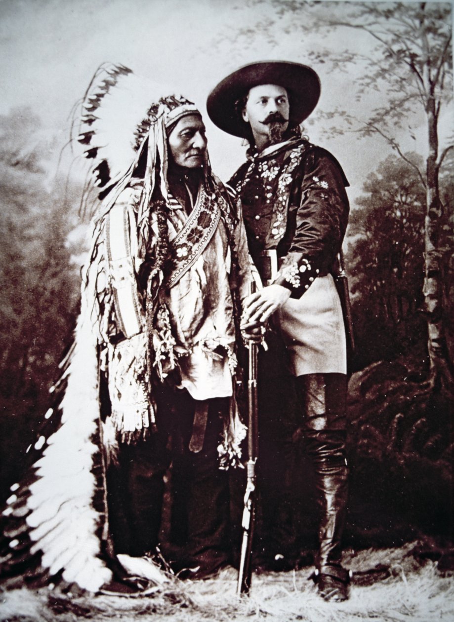 Høvding Sitting Bull (1831-90) på turne med Buffalo Bill Cody (1846-1917) og hans Wild West Show (s/h-foto) af American Photographer