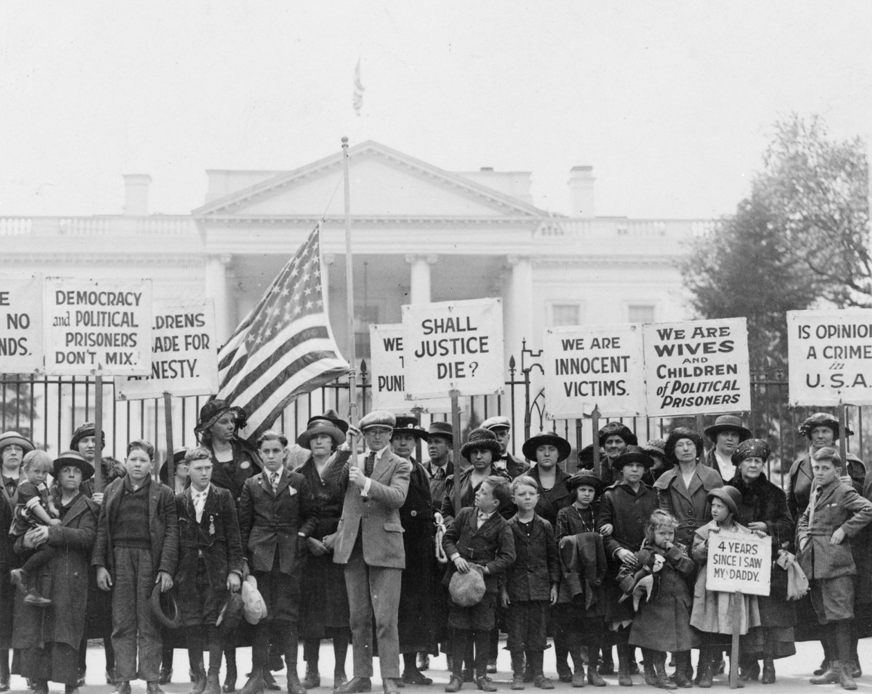 Børn i Det Hvide Hus appellerer til præsidenten om løsladelse af politiske fanger, 1922 (s/h-foto) af American Photographer