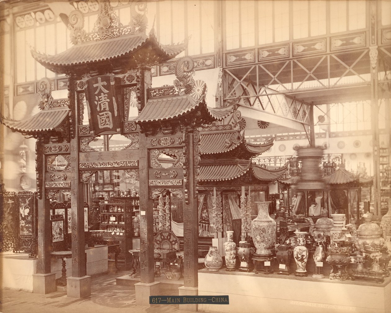 kinesisk sektion, hovedbygning, Centennial International Exhibition, Philadelphia, 1876 (albumin print) af American Photographer