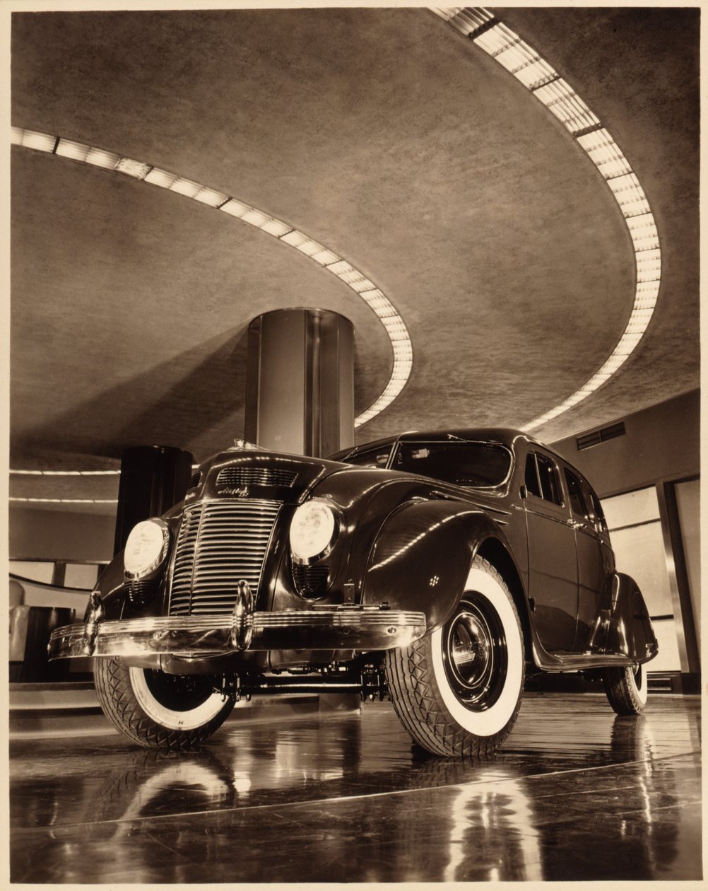 Chrysler Airflow Four Door Sedan, pub. 1937 (sepia foto) af American Photographer