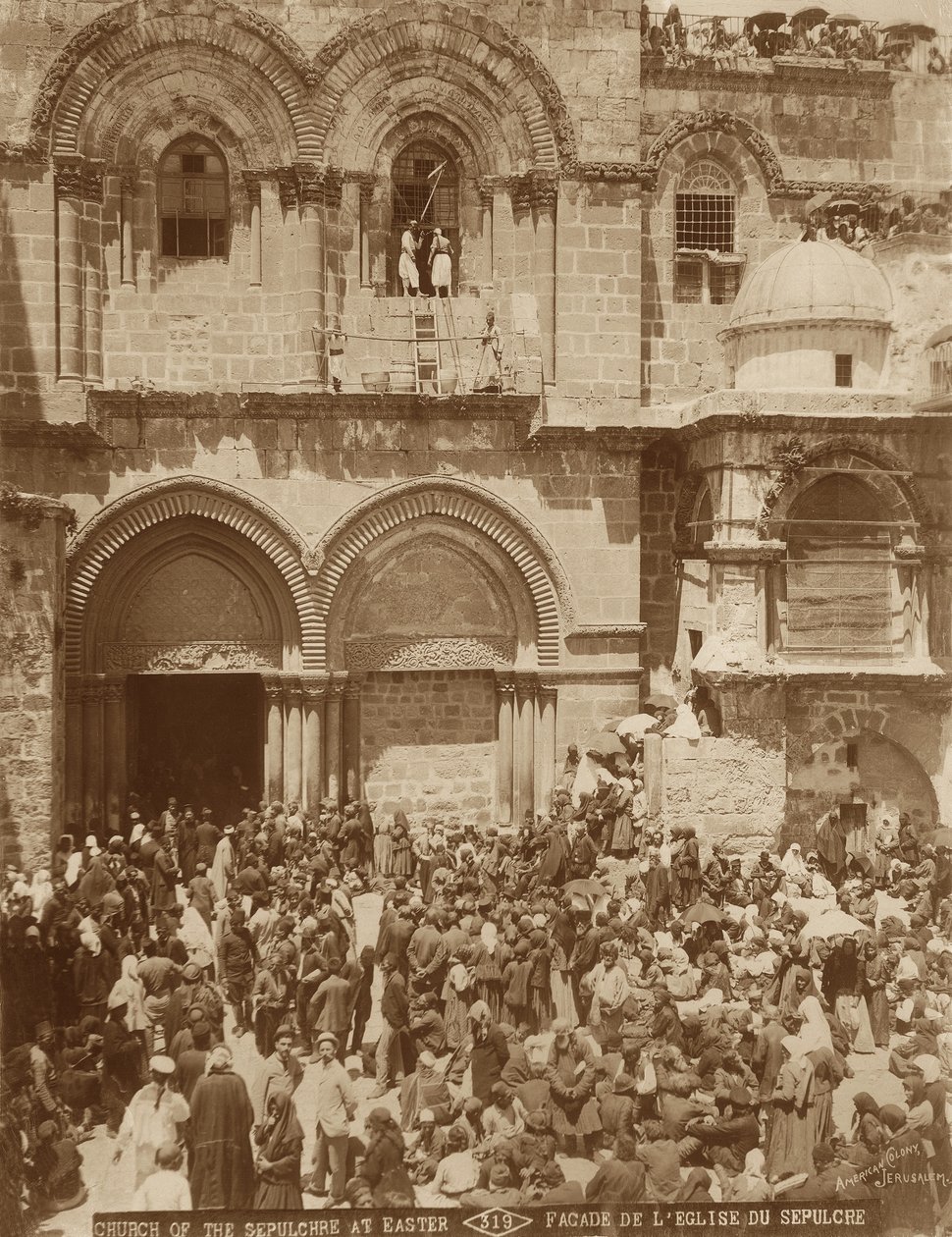 Den Hellige Gravs Kirke, Jerusalem, med gården fyldt med pilgrimme samlet til påske, 1898-1911 af American Photographer