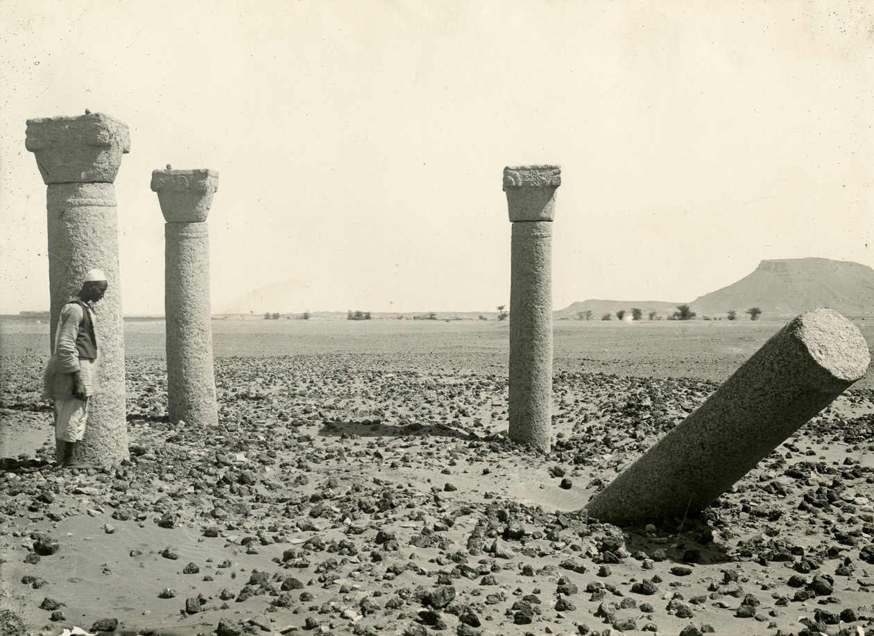 Kolonner fra den koptiske kirke, set fra vest, Sai-øen, Egypten, fotografi af Breasted, Oriental Institute, University of Chicago, ca 1920 af American Photographer