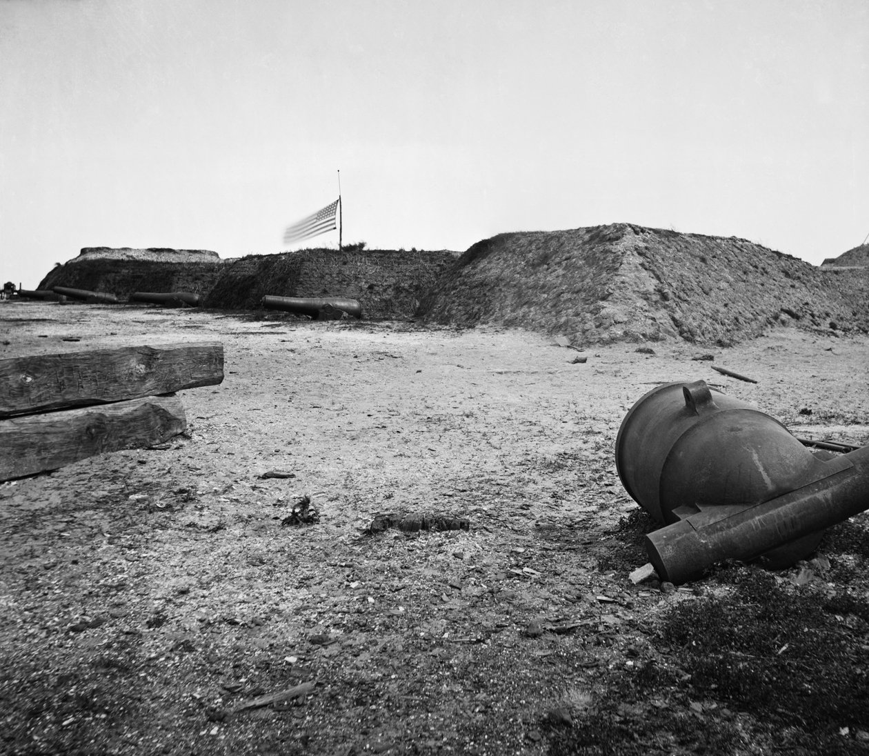Kasseret konfødereret morter ved forladte Fort Johnson, Charleston Harbor, South Carolina af American Photographer