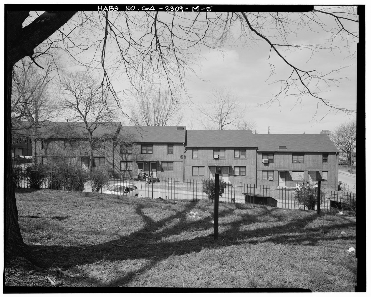 East side - Clark Howell Homes, Building J-1, 432 Venable Street, Atlanta, Fulton County, GA (s/h-billede) af American Photographer