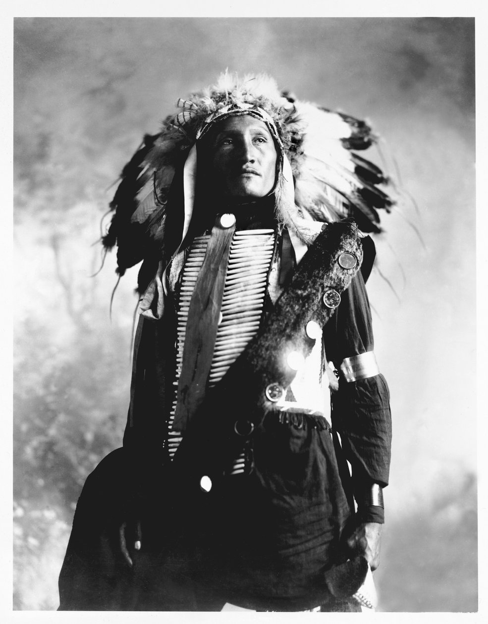 Eddie Plenty Holes, en Sioux-indianer, ca. 1900 (s/h-foto) af American Photographer