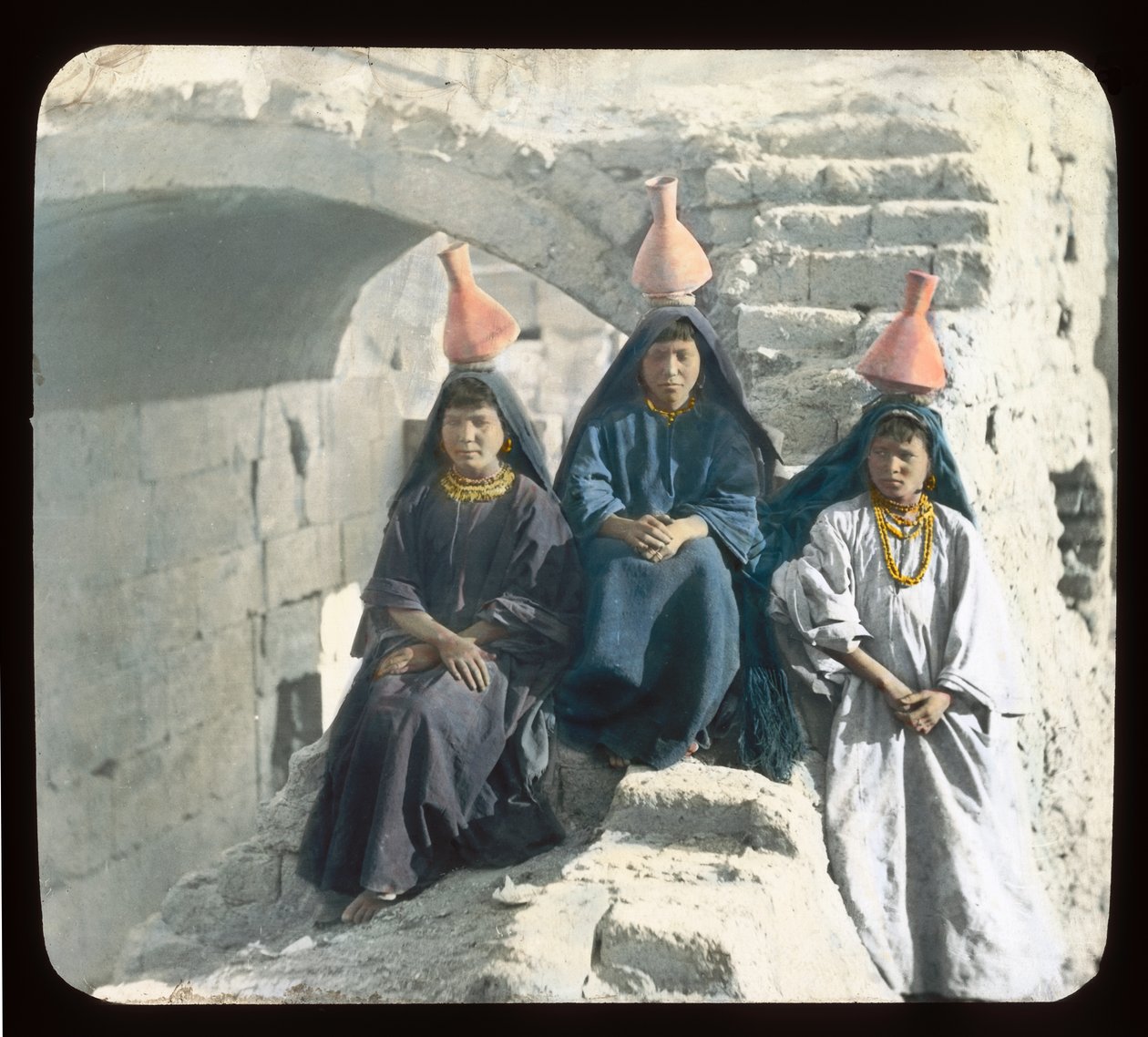 Egypten - arabiske vandskibspiger (lanternerutsjebane) af American Photographer