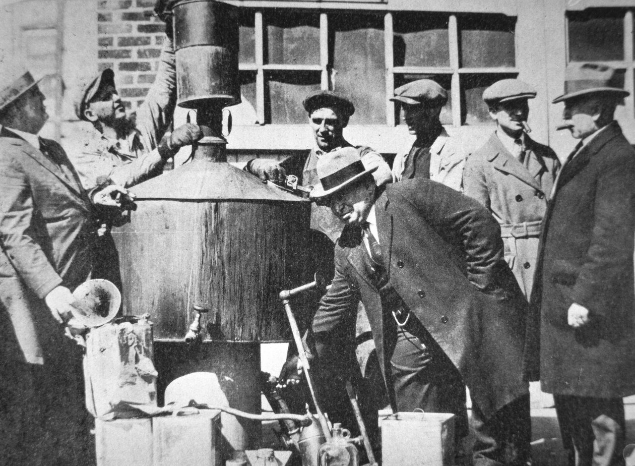 Føderale amerikanske agenter opdager en ulovlig alkohol stadig under det amerikanske forbud (1920-33) (s/h foto) af American Photographer