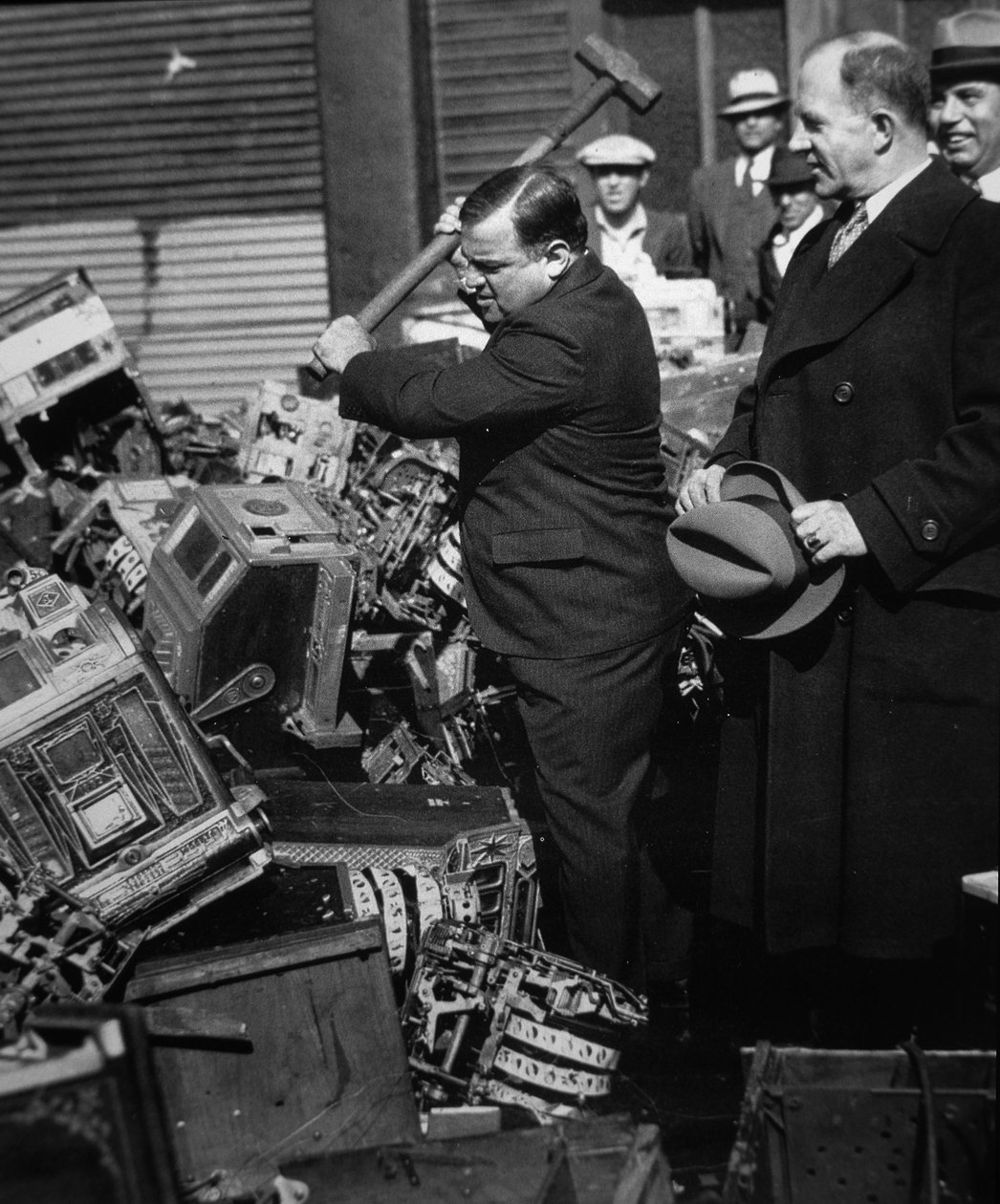 Fiorello La Guardia (1882-1947) smadrer konfiskerede spilleautomater af American Photographer