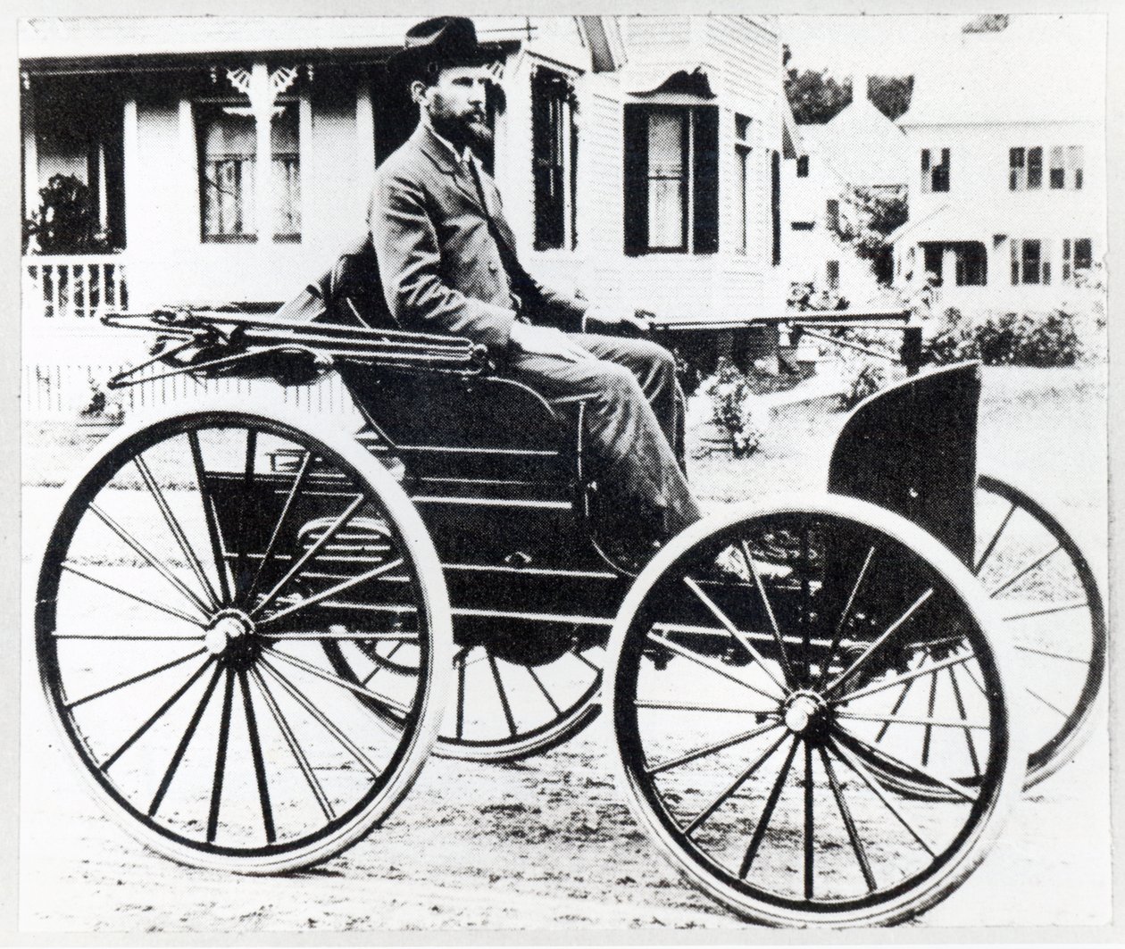 Første amerikanske bil, designet og bygget af Charles og Frank Duryea af American Photographer