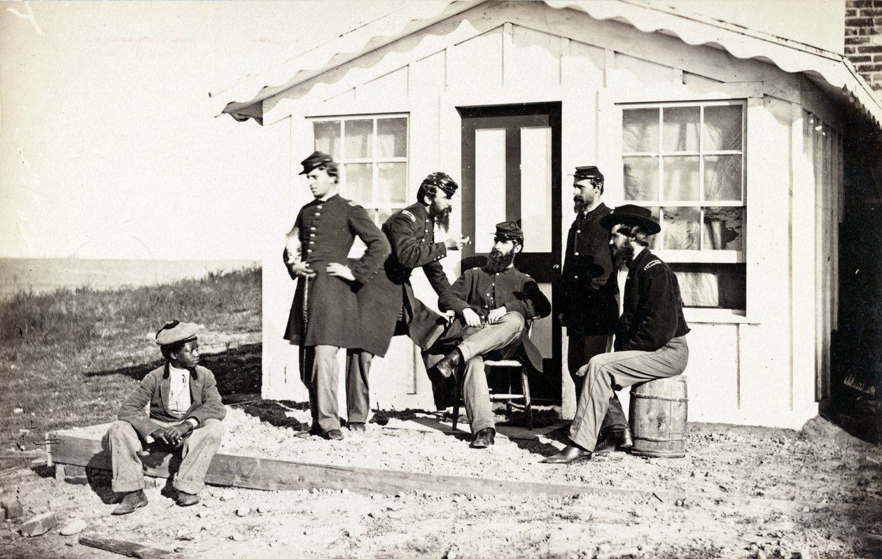 Fem borgerkrigssoldater samlet på snavset veranda uden for hjemmet, afroamerikanske unge sad i nærheden af dem, 1861-65 af American Photographer