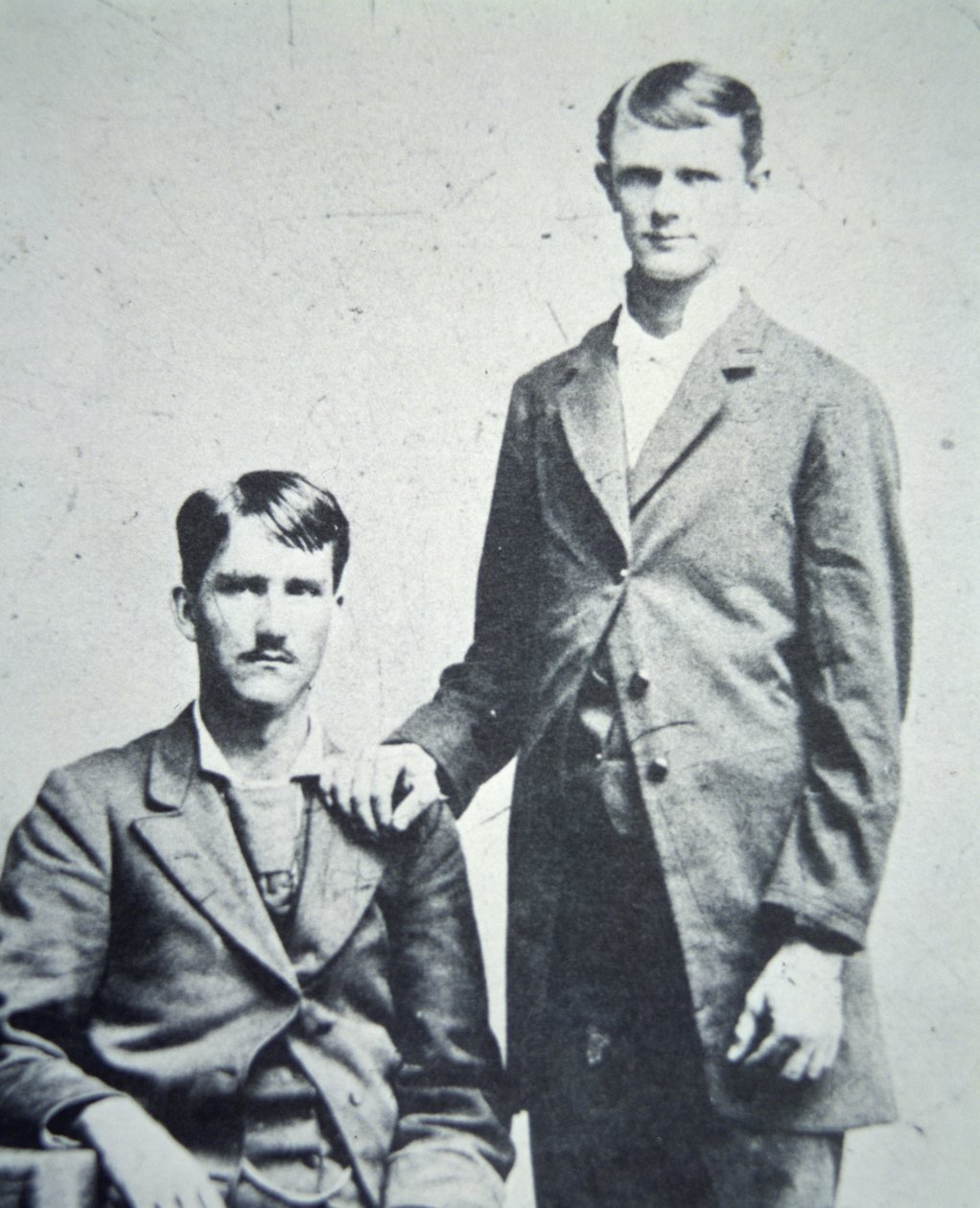 Frank (1843-1915) og Jesse James (1847-82) ca. 1870 (s/h-foto) af American Photographer
