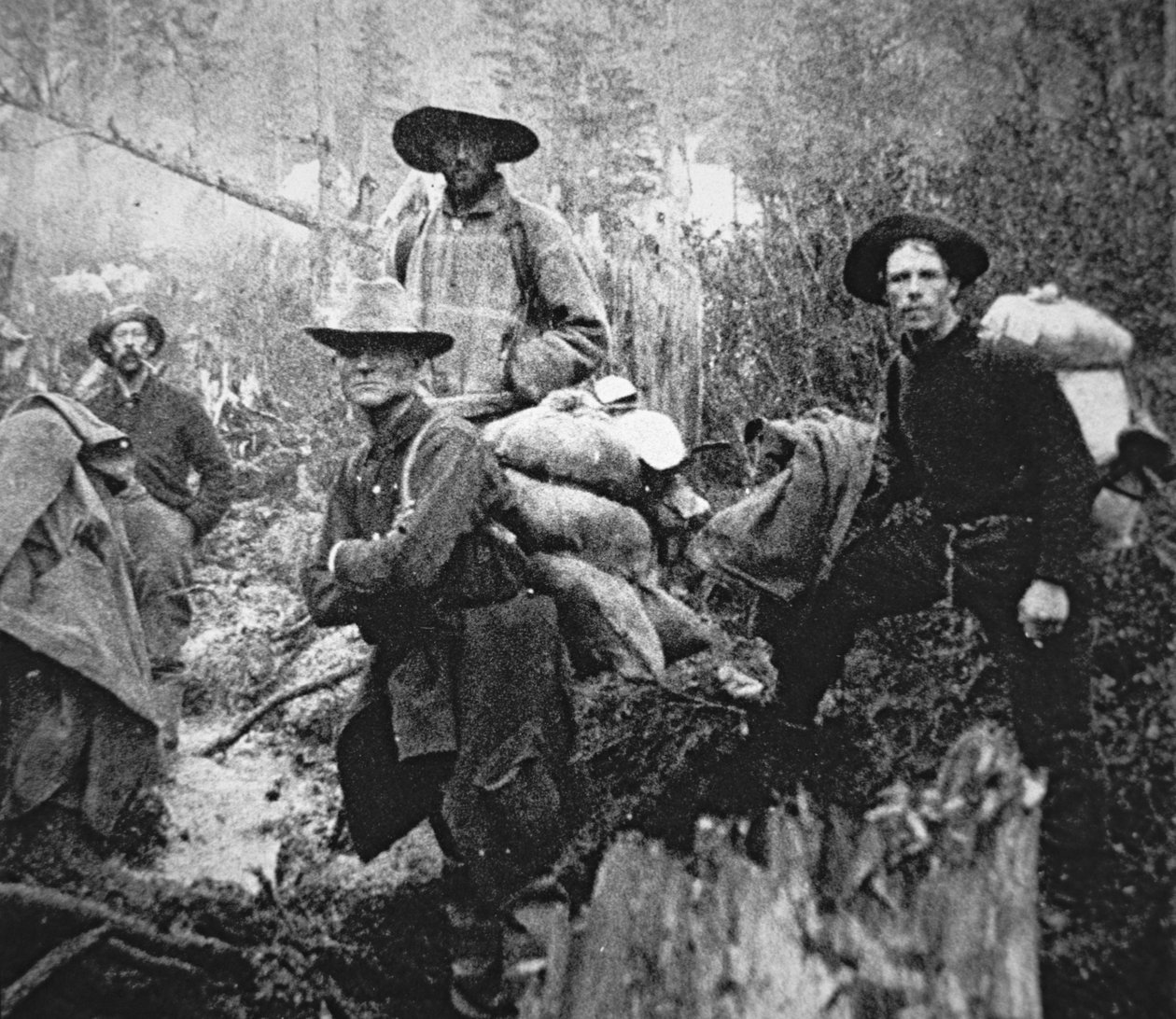Guldprospektører på vej til Yukon Territory, Canada, under Klondike Gold Rush (1897-98) (s/h foto) af American Photographer