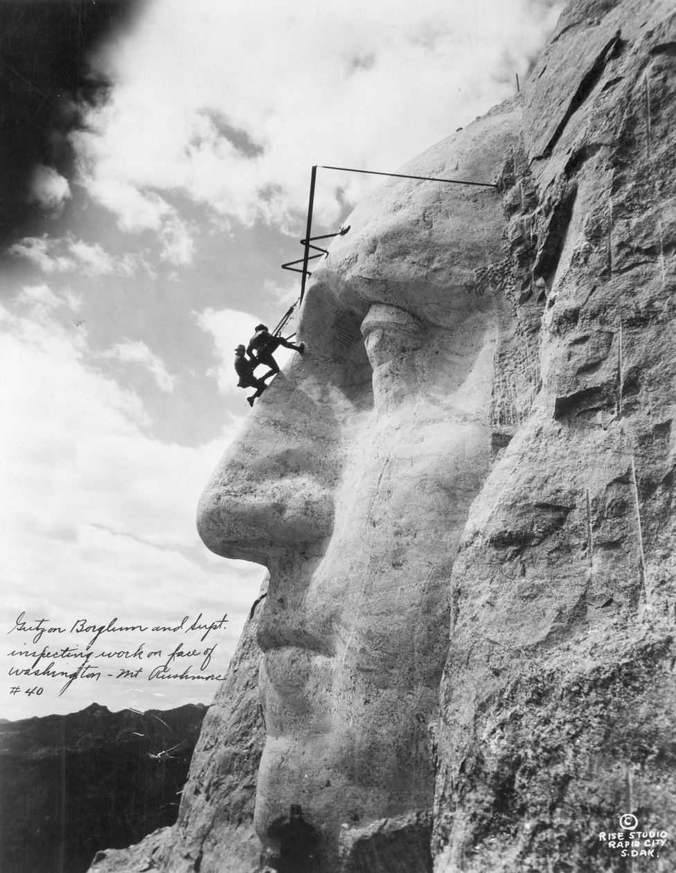 Gutzon Borglum inspicerede arbejde på Washington ved Mount Rushmore, 1932 af American Photographer