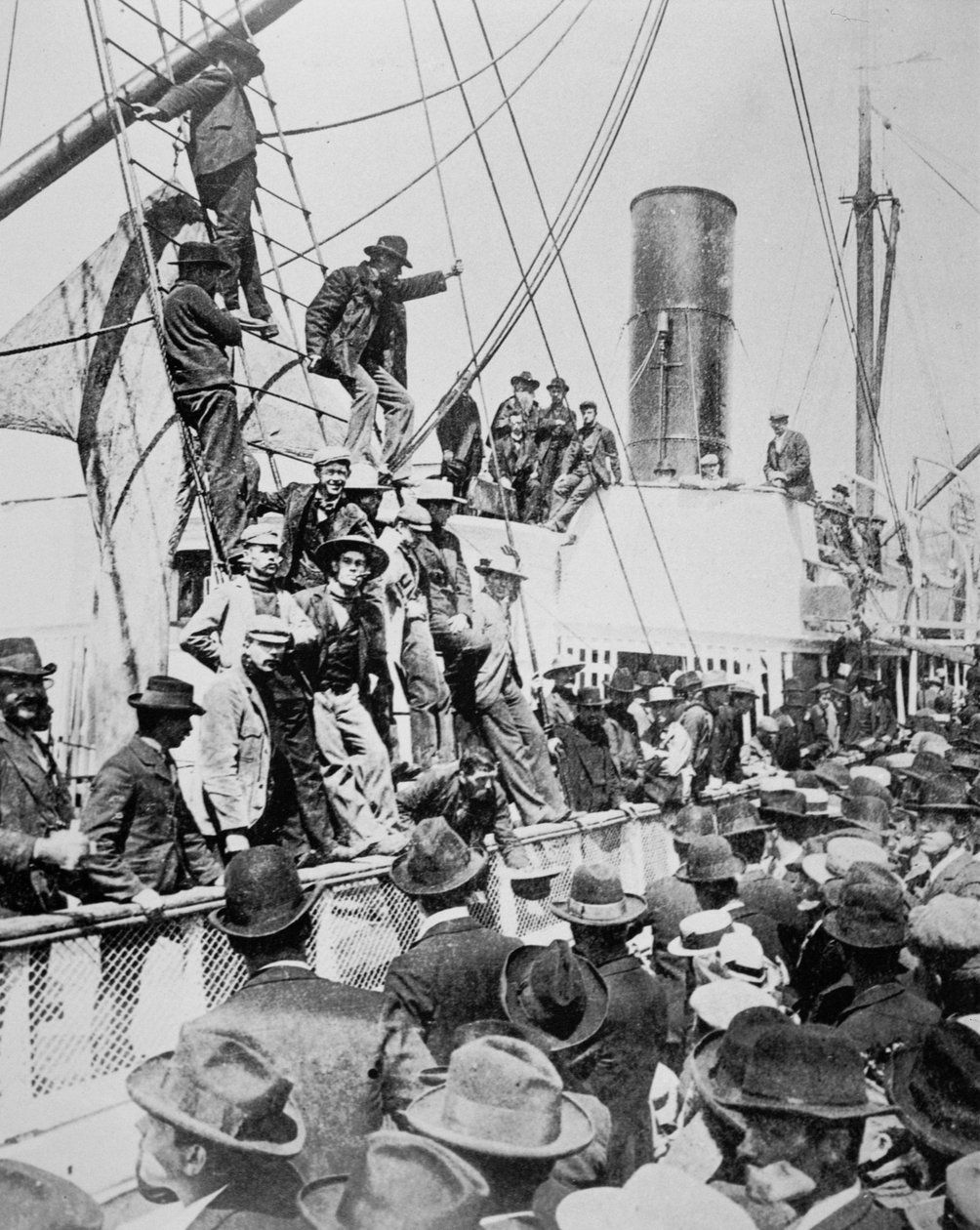 Håbefulde prospektører forlader Vancouver under Klondike Gold Rush (1897-98) 1898 (s/h foto) af American Photographer