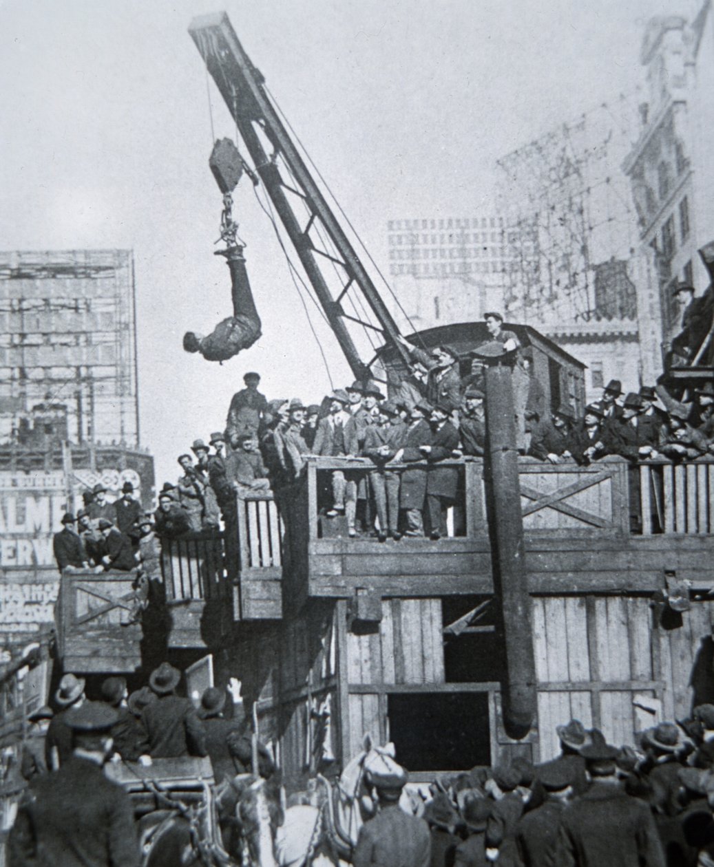 Houdini flygter fra en spændetrøje, mens han var suspenderet fra en kran i New York City (s/h foto) af American Photographer
