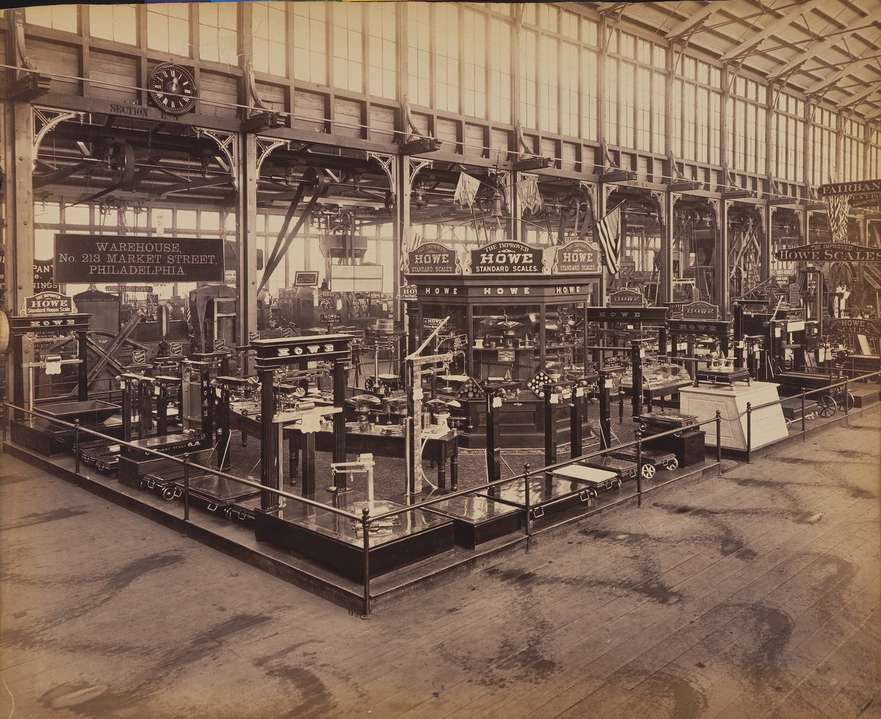 Howe Scale Co.s udstilling, Machinery Hall, Centennial International Exhibition, Philadelphia, 1876 (albumin print) af American Photographer