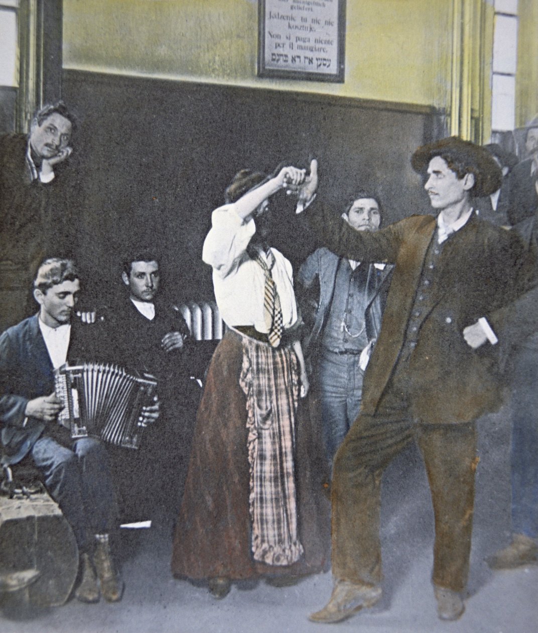 Immigranter i folkedans på Ellis Island, New York Harbor af American Photographer