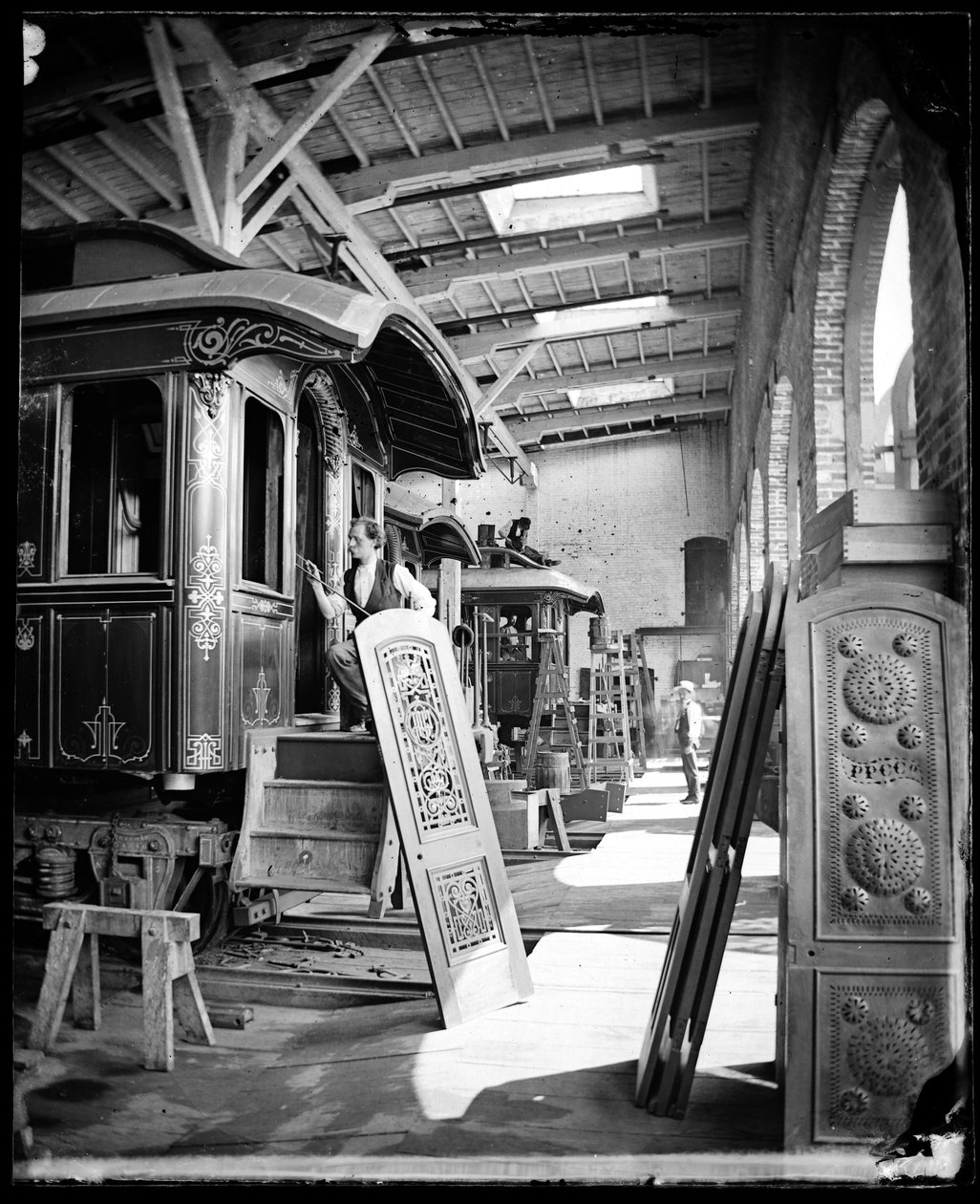 Indvendig visning af mænd, der arbejder i malerværksted på Pullman Palace Cars Factory, menes at være i Detroit, Michigan af American Photographer