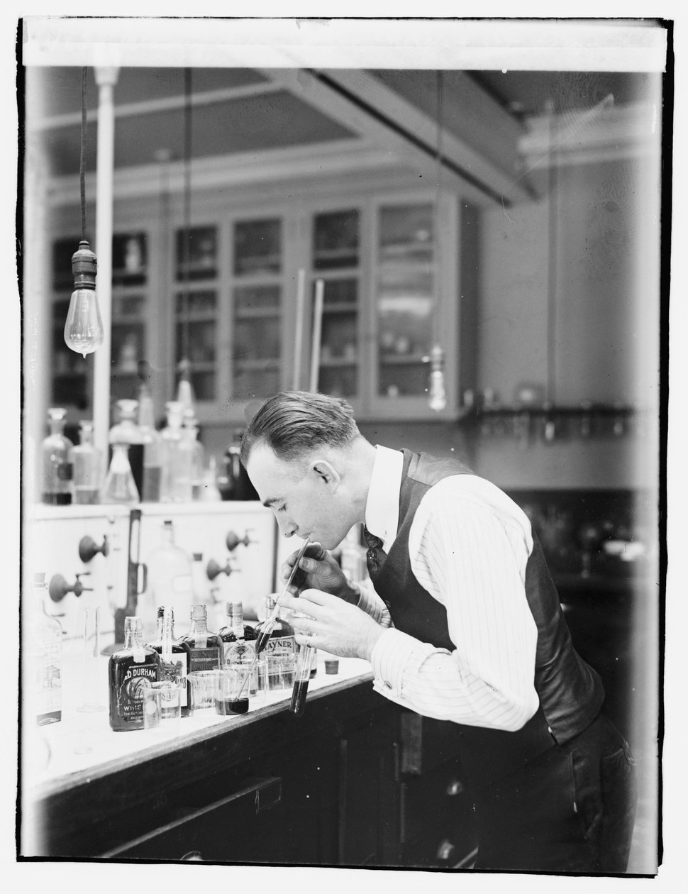 Internal Revenue Bureau Kemiker G.F. Beyer af American Photographer