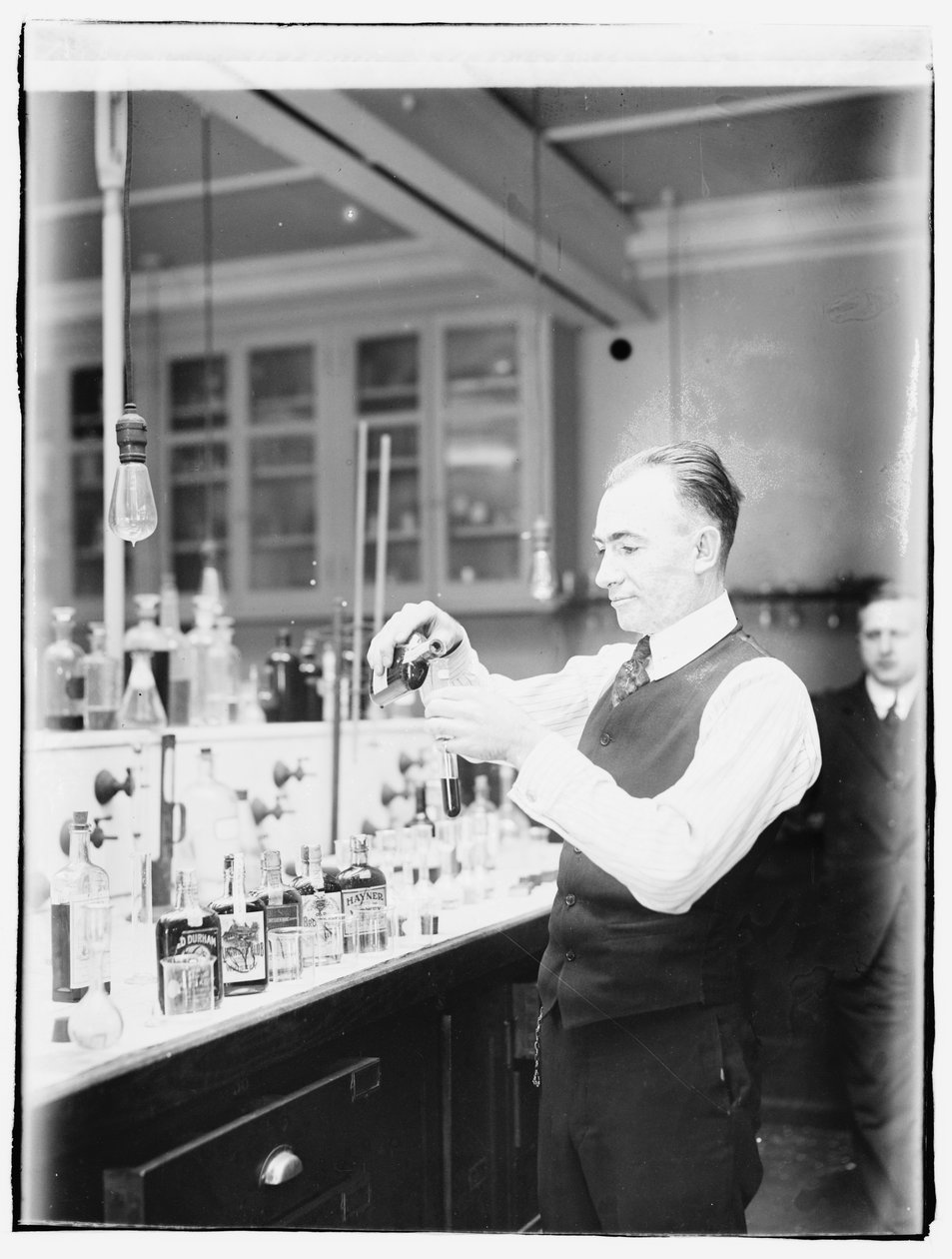 Internal Revenue Bureau Kemiker G.F. Beyer af American Photographer