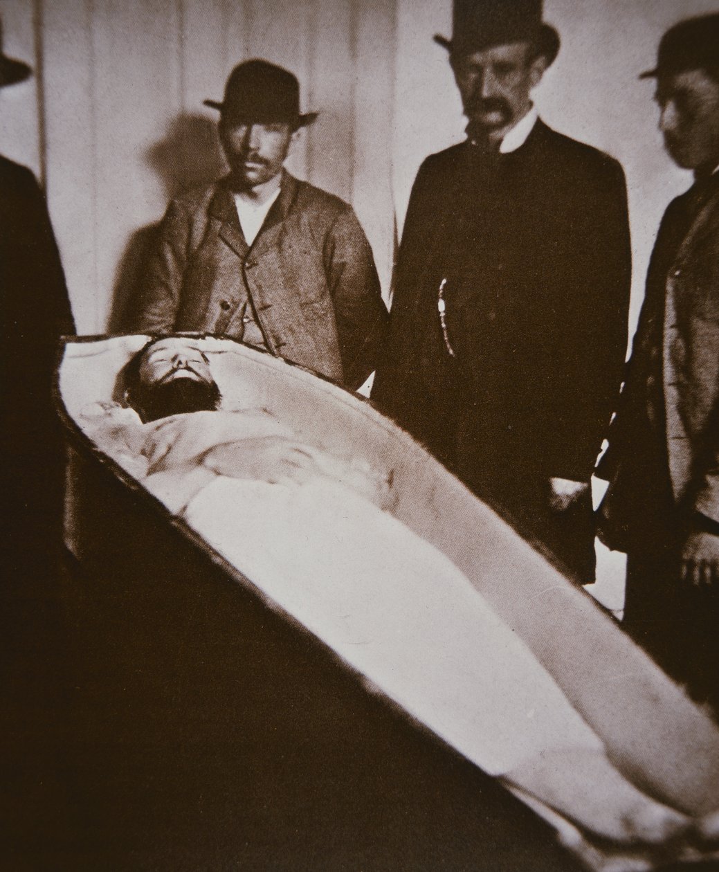 Jesse James i sin kiste efter at være blevet skudt og dræbt i 1882 (s/h foto) af American Photographer