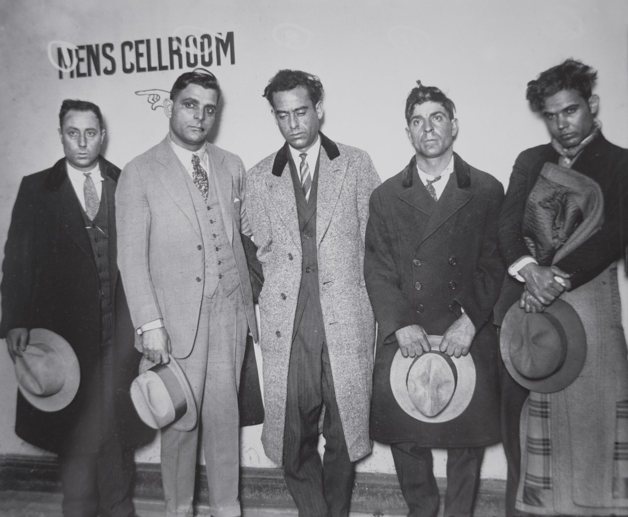 Joe Aiello (1891-1930) med sine håndlangere i politiets varetægt af American Photographer