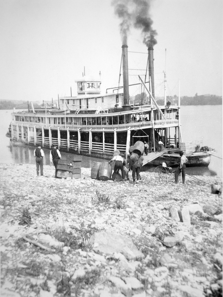 Læsser en agterhjulsvogn på Ohio-floden, ca. 1900 (s/h-foto) af American Photographer
