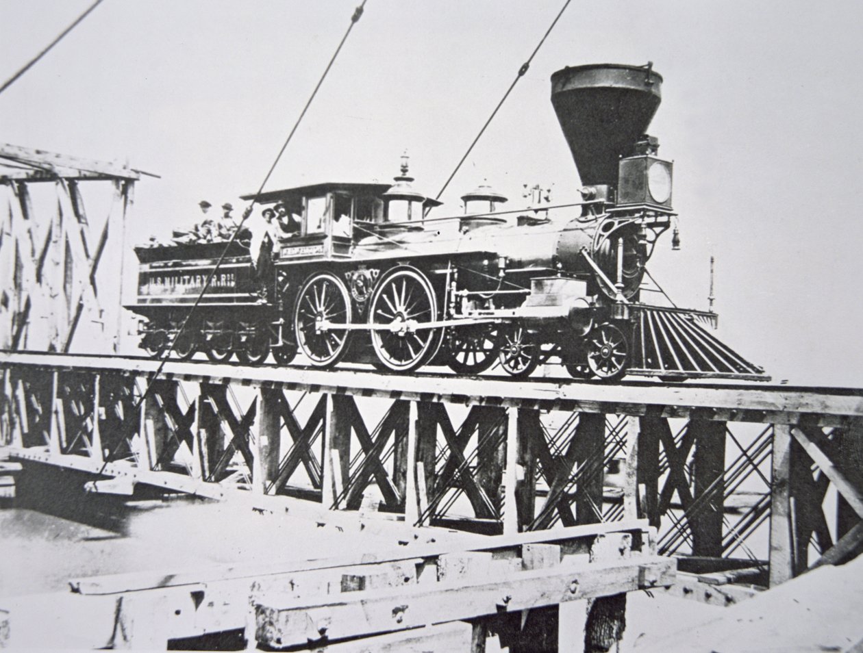 Lokomotiv fra US Military Railroads (Union Army), der krydser bukkebroen over Potomac-floden (s/h-billede) af American Photographer