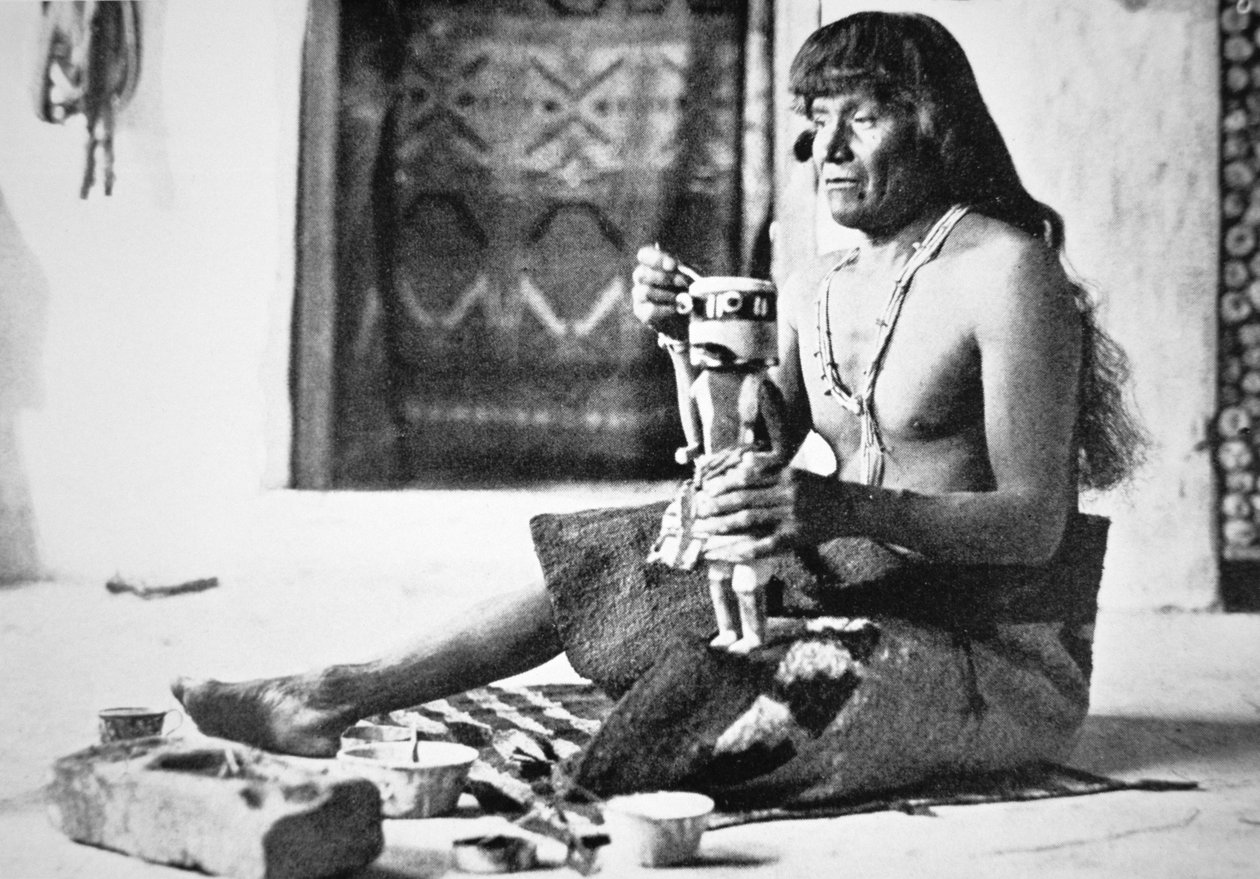 Mand laver en Kachina-dukke, ca. 1890 (s/h-billede) af American Photographer