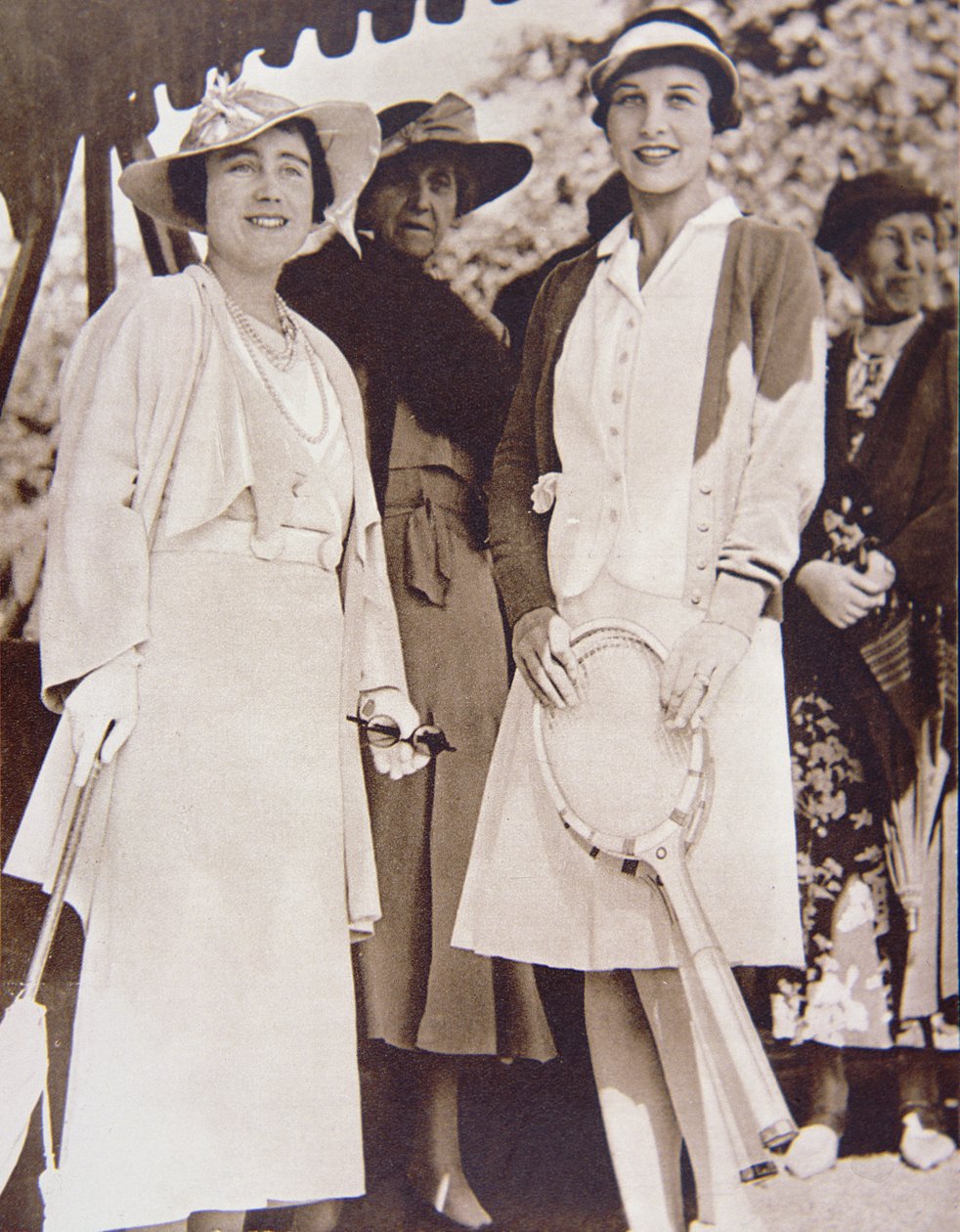 Fru Helen Wills Moody (til højre), den amerikanske tennismester, møder hertuginden af York i All-England Club i Wimbledon under Lawn Tennis Championship i 1935 (s/h foto) af American Photographer