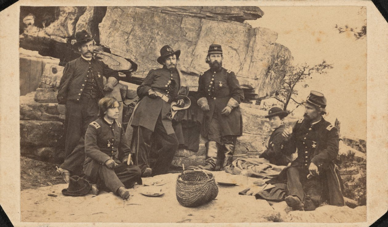 "En del af general Gearys stab. Taget på Lookout Mountain Summit på juledag.",1863 (foto) af American Photographer