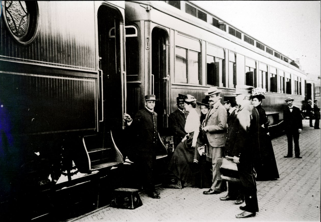 Passagerer, der går ombord på en førsteklasses Pullman-bil fra Chicago, Burlington & Quincy Railroad i 1910 (s/h foto) af American Photographer