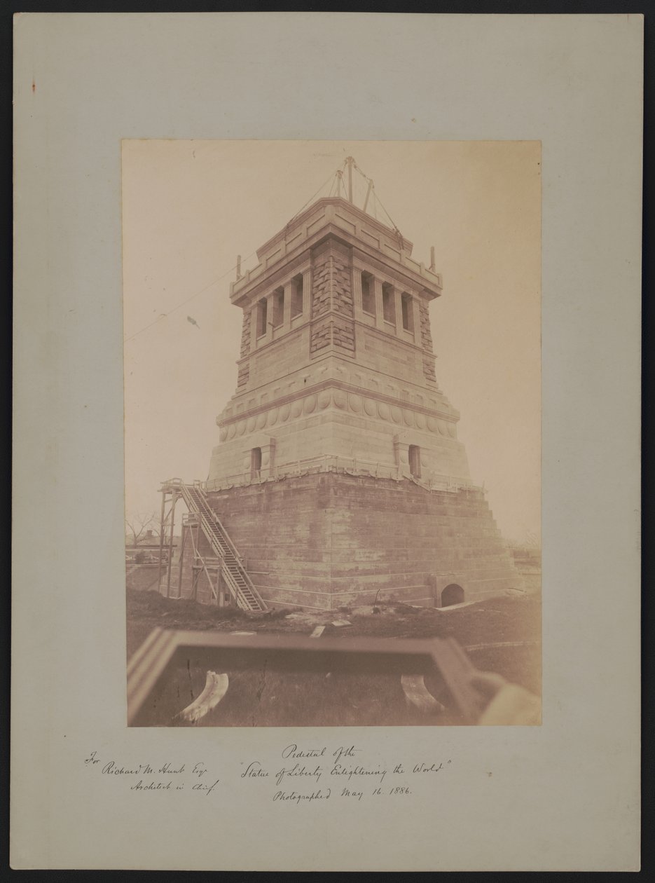 Piedestal af "Frihedsgudinden, der oplyser verden", designet af Richard Morris Hunt, under konstruktion, 16. maj 1886 af American Photographer
