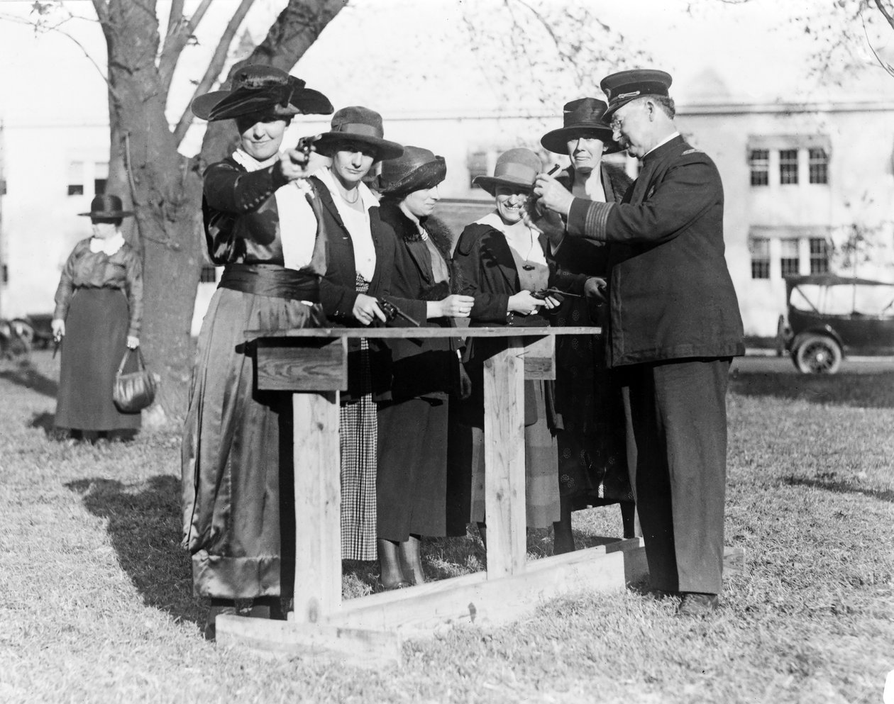 Politibetjent, der lærer kvinder at skyde, ca. 1920 af American Photographer