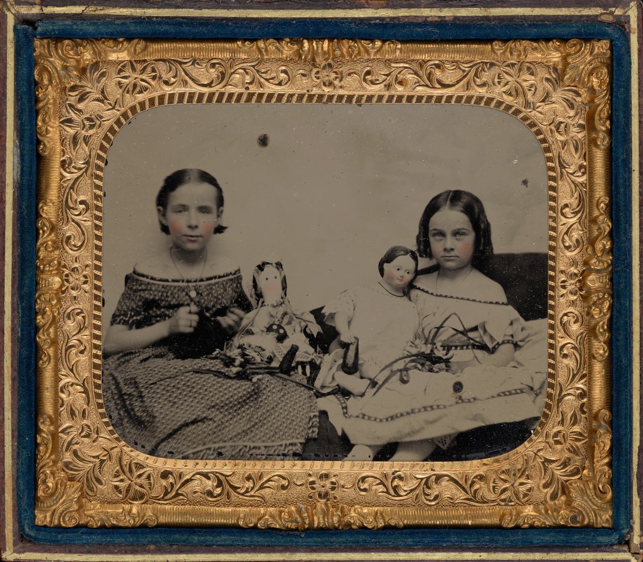 Portræt af to piger med dukker,ca. 1860 (foto) af American Photographer