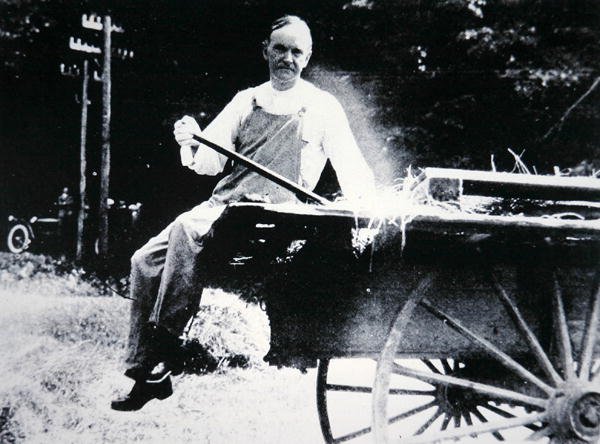 Præsident Calvin Coolidge (1873-1933) poserer som landmand under en ferie i Vermont (s/h foto) af American Photographer
