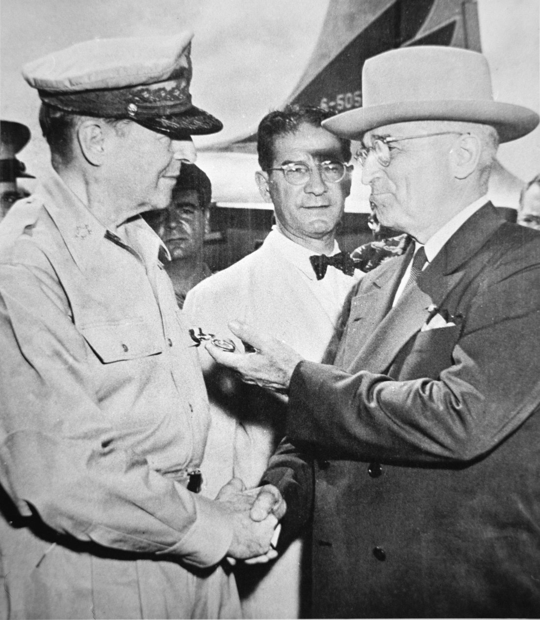 Præsident Harry S. Truman (1884-1972) møde general Douglas MacArthur (1880-1964) øverstbefalende for FN, på Wake Island under Koreakrigen, oktober 1950 (s/h foto) af American Photographer