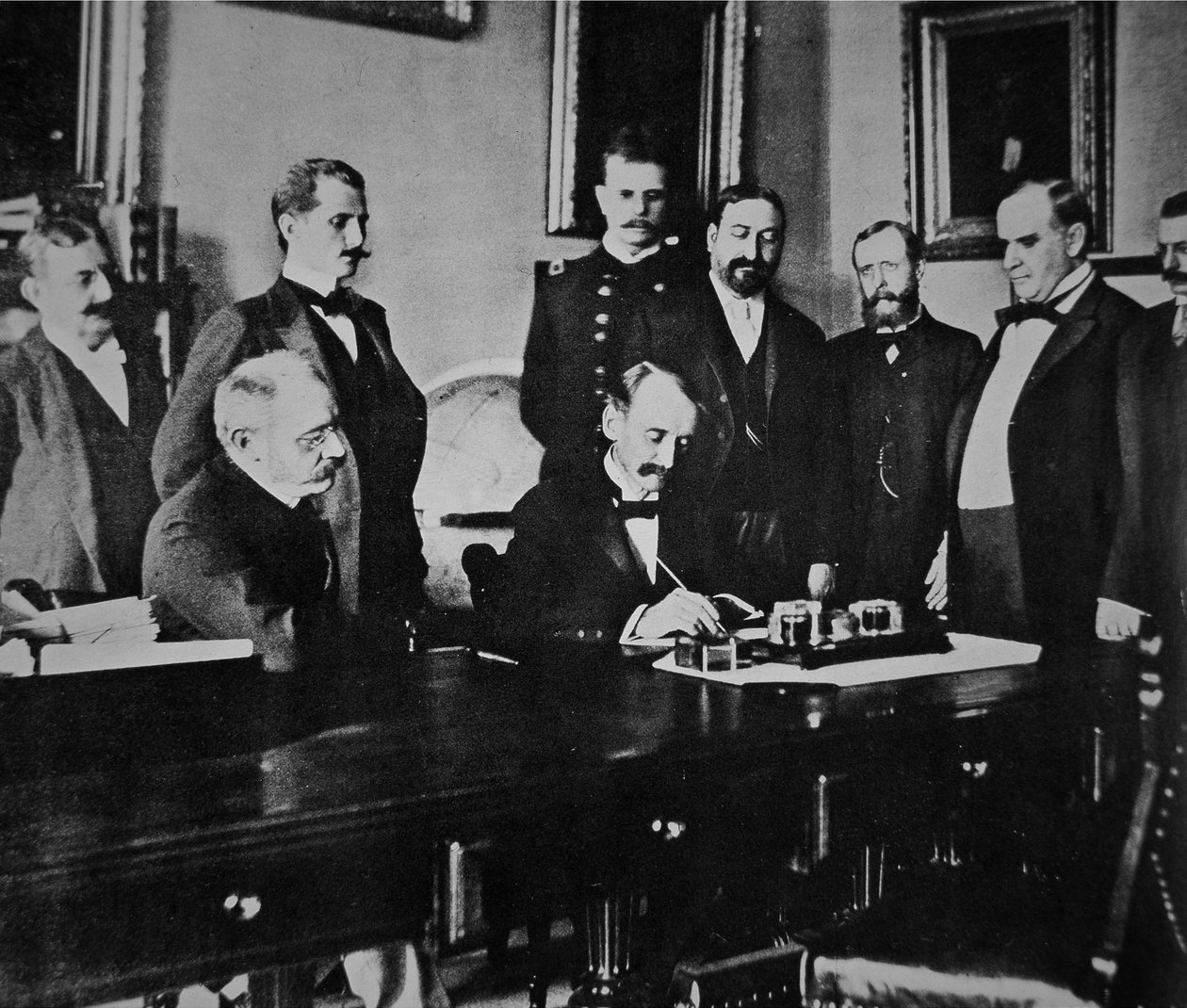 Præsident William Mckinley (1843-1901) er vidne til underskrivelsen af fredsprotokollen, der afsluttede krigen med Spanien af American Photographer