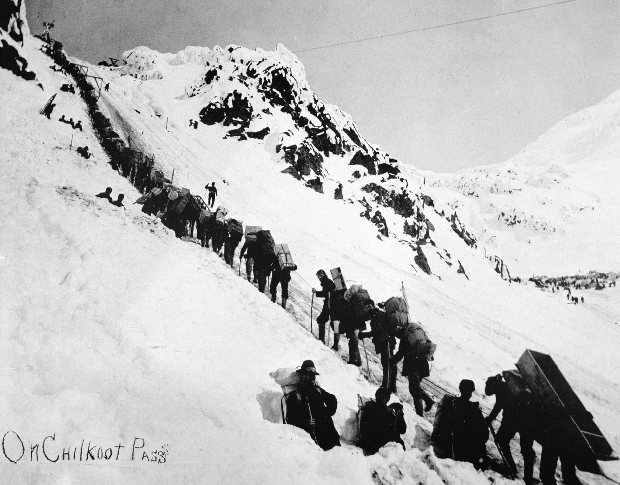 Guldgravere på vej op ad Chilkoot-passet under Klondike-guldfeberen (1897-98) (s/h-foto) af American Photographer
