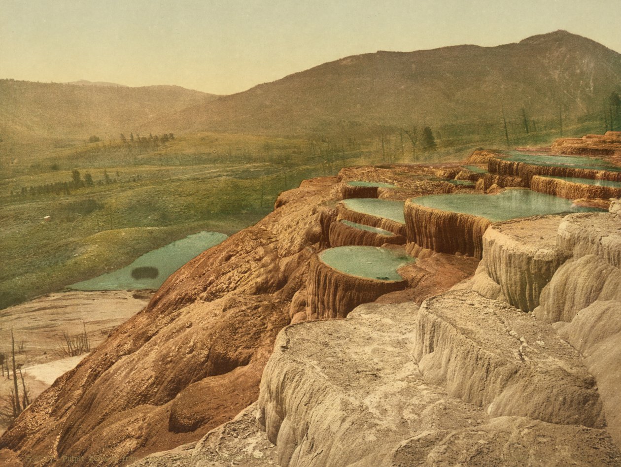 Prædikestolsterrasser fra oven, Yellowstone National Park, ca. 1898 (fotokrom) af American Photographer