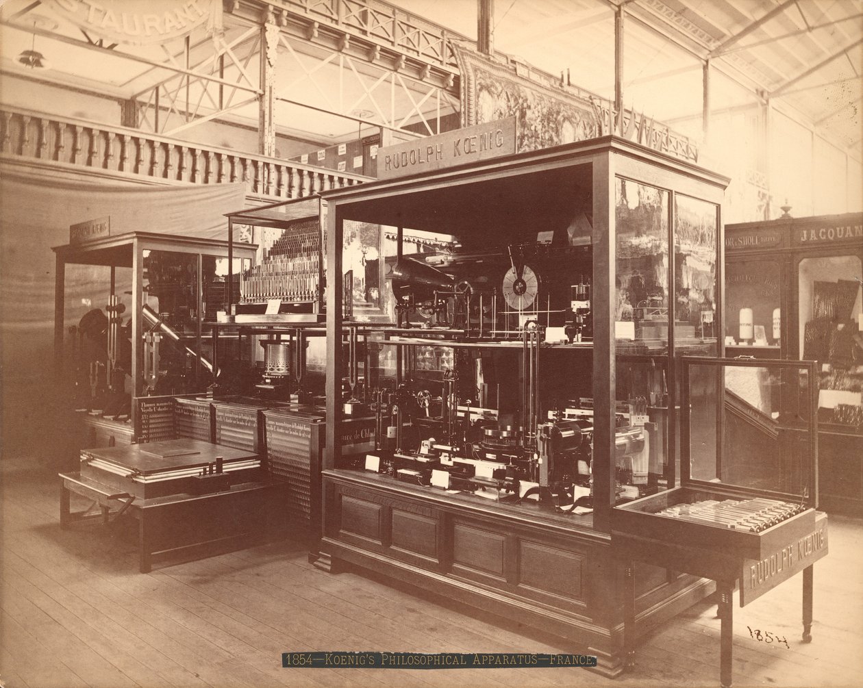 Rudolph Koenigs udstilling, Philosophical Apparatus, Hovedudstilling, Centennial International Exhibition, Philadelphia, 1876 (sølvalbumin-tryk) af American Photographer