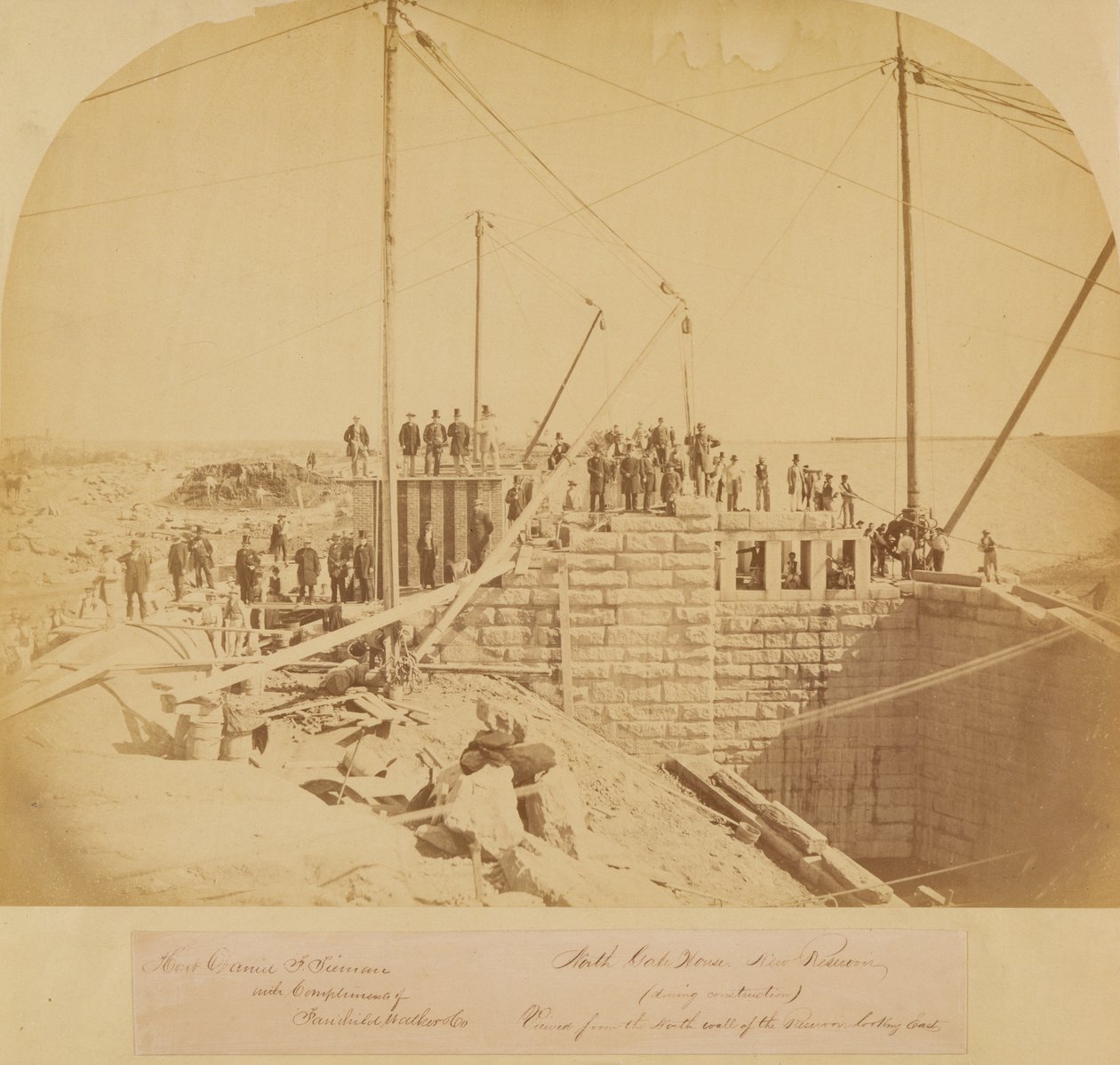 South Gate House of the New Reservoir, Central Park, under konstruktion (albumin print) af American Photographer