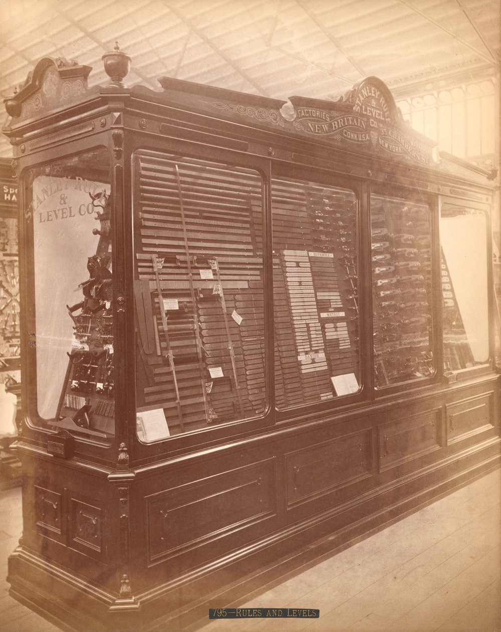 Stanley Rule and Level Co.s udstilling, Centennial International Exhibition, Philadelphia, 1876 (albumin print) af American Photographer