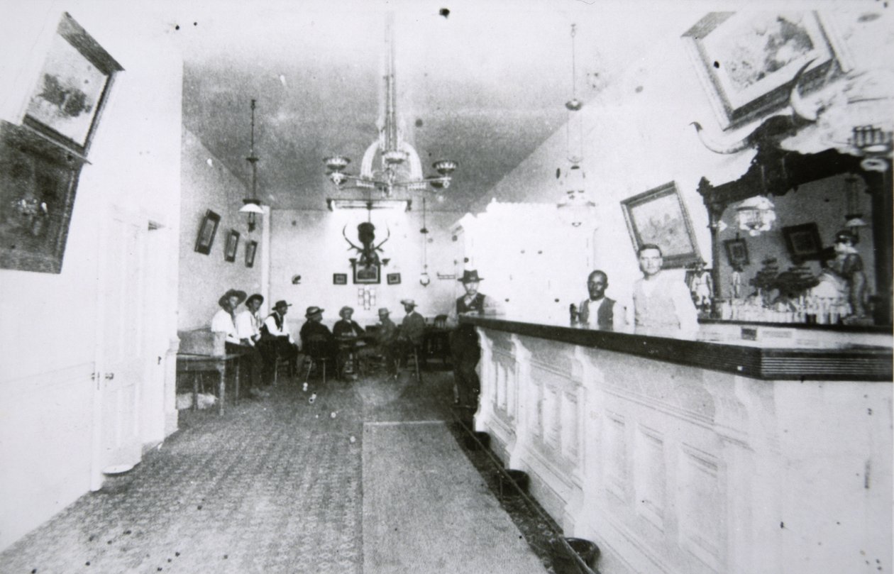 The Long Branch Saloon, Dodge City, Kansas, ca. 1880 (s/h-foto) af American Photographer