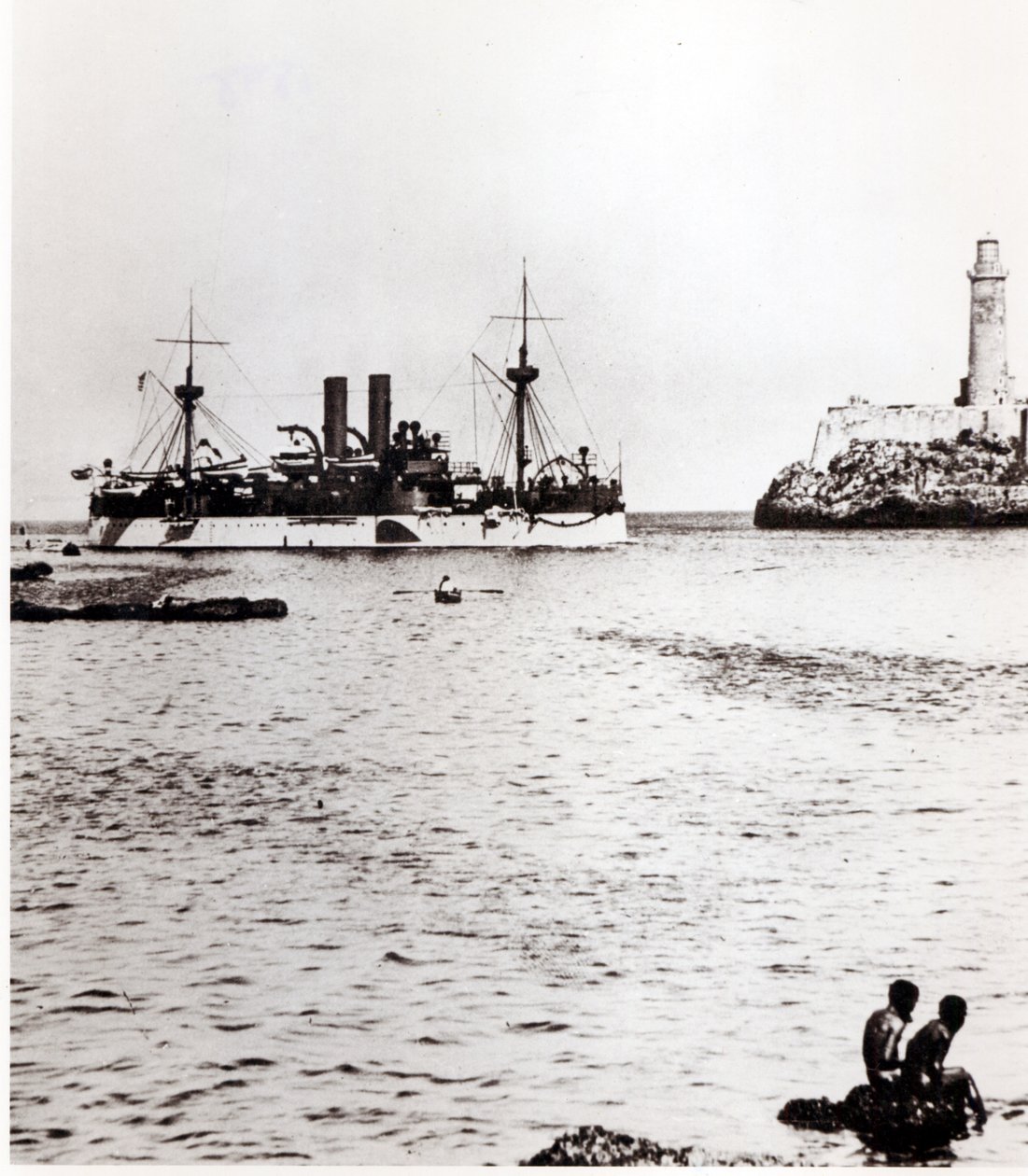 USS Maine på vej ind i havnen i Havana, Cuba, 1898 (se 206526, 206527) af American Photographer