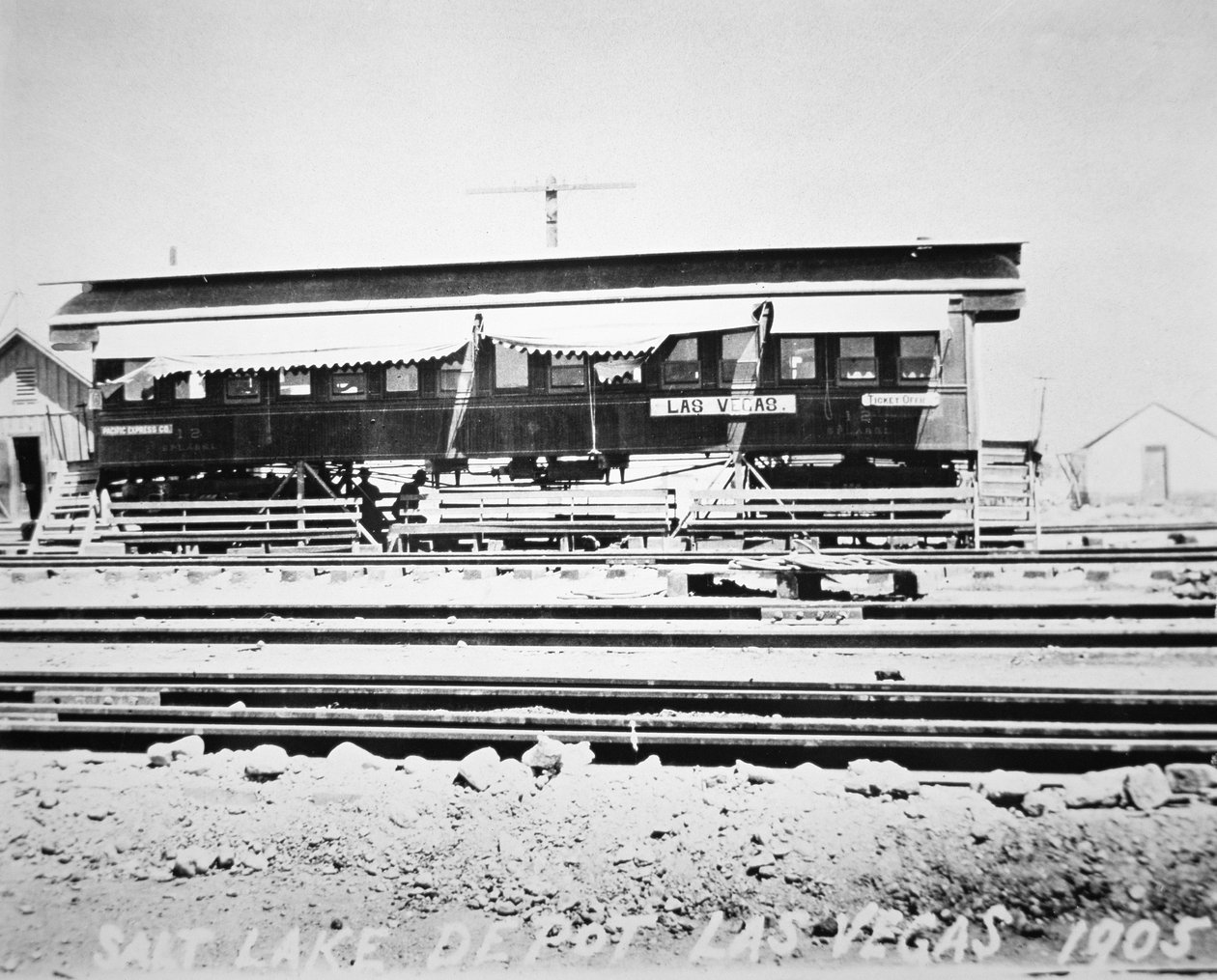 Depot, venteværelse og billetkontor i Las Vegas Salt Lake Railroad, Nevada af American Photographer