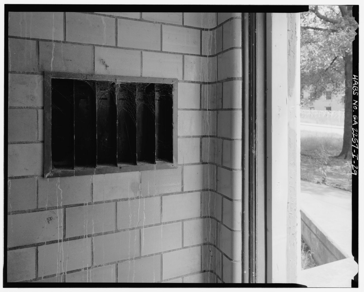 Flise- og støbte detaljer med poståbninger, typisk indgang til trappeopgang, Techwood Homes, Building No. 6, 465 Techwood Drive & 119-125 Hunnicutt Street, Atlanta, Fulton County, GA af American Photographer